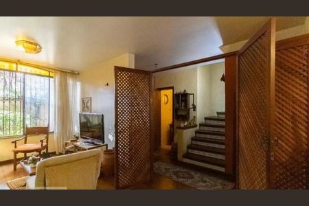 Casa à venda com 240m², 5 quartos e 1 vaga