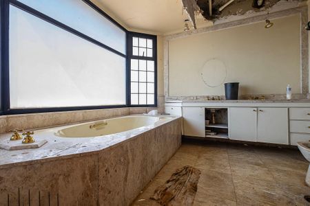 Apartamento à venda com 278m², 4 quartos e 3 vagasSuíte 1 - Banheiro