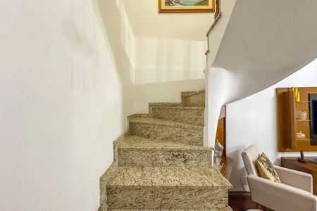 Casa à venda com 160m², 3 quartos e 2 vagas Casa à venda com 160m², 3 quartos e 2 vagasEscada