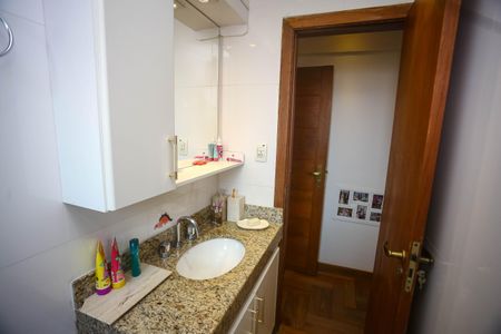 Apartamento à venda com 200m², 4 quartos e 1 vaga Apartamento à venda com 200m², 4 quartos e 1 vagaBanheiro 2
