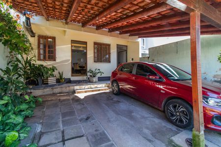 Casa à venda com 250m², 3 quartos e 3 vagas Casa à venda com 250m², 3 quartos e 3 vagasEntrada