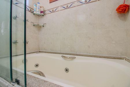 Apartamento à venda com 265m², 3 quartos e 3 vagas Apartamento à venda com 265m², 3 quartos e 3 vagasBanheiro da Suíte