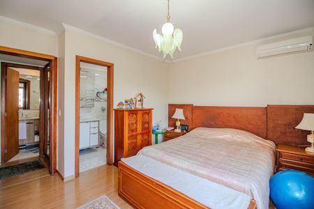 Apartamento à venda com 265m², 3 quartos e 3 vagas Apartamento à venda com 265m², 3 quartos e 3 vagasSuíte