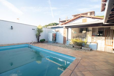 Casa à venda com 150m², 3 quartos e 2 vagas Casa à venda com 150m², 3 quartos e 2 vagasPiscina