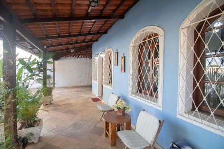 Casa à venda com 150m², 3 quartos e 2 vagas Casa à venda com 150m², 3 quartos e 2 vagasVaranda