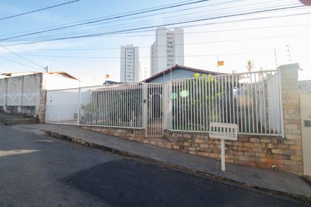 Casa à venda com 150m², 3 quartos e 2 vagas Casa à venda com 150m², 3 quartos e 2 vagasFachada