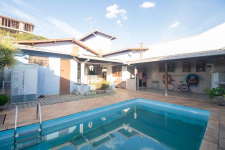 Casa à venda com 150m², 3 quartos e 2 vagas Casa à venda com 150m², 3 quartos e 2 vagasPiscina