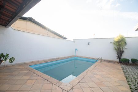 Casa à venda com 150m², 3 quartos e 2 vagas Casa à venda com 150m², 3 quartos e 2 vagasPiscina