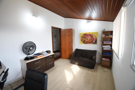 Casa à venda com 260m², 3 quartos e 4 vagasEscritório