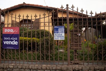 Casa à venda com 360m², 4 quartos e 4 vagasFachada + Placa