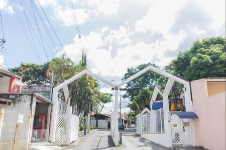 Casa de condomínio para alugar com 55m², 2 quartos e 2 vagas Casa de condomínio para alugar com 55m², 2 quartos e 2 vagasFachada