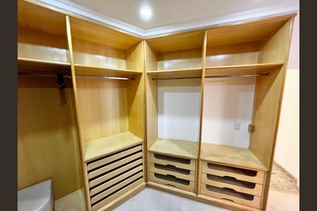 Casa à venda com 465m², 4 quartos e 7 vagasCloset da suíte 3