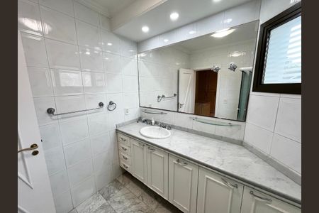 Casa à venda com 465m², 4 quartos e 7 vagasBanheiro da Suíte 2