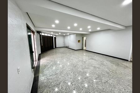 Casa à venda com 465m², 4 quartos e 7 vagasGaragem / Salão de Festa