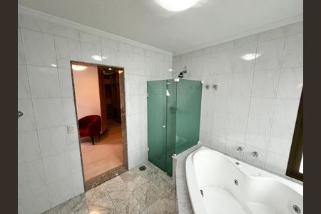 Casa à venda com 465m², 4 quartos e 7 vagasBanheiro da Suíte 3