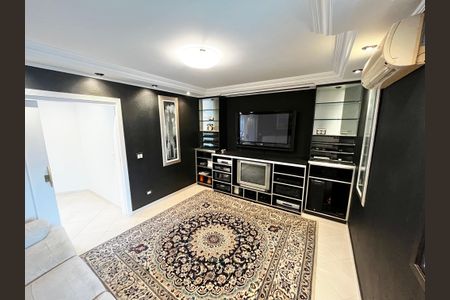 Casa à venda com 465m², 4 quartos e 7 vagasSala de TV