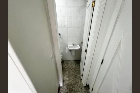 Casa à venda com 465m², 4 quartos e 7 vagasBanheiro de serviço