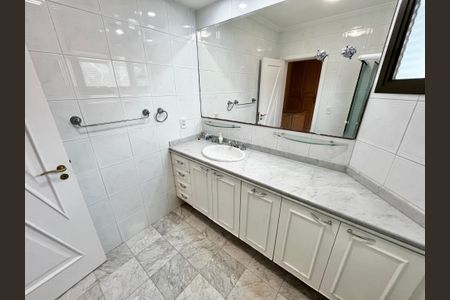 Casa à venda com 465m², 4 quartos e 7 vagasBanheiro da Suíte 2