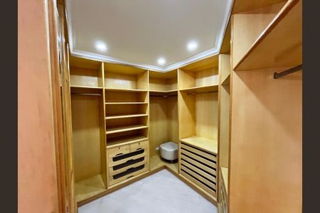 Casa à venda com 465m², 4 quartos e 7 vagasCloset da suíte 3