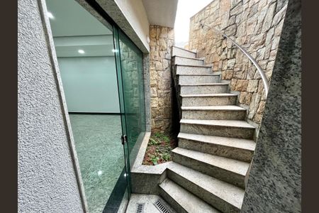 Casa à venda com 465m², 4 quartos e 7 vagasEscada 