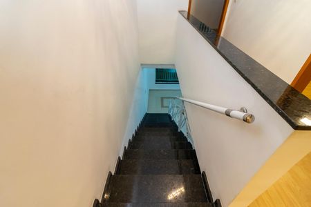 Casa à venda com 167m², 4 quartos e 4 vagas Casa à venda com 167m², 4 quartos e 4 vagasEscada