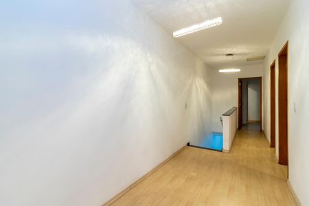 Casa à venda com 167m², 4 quartos e 4 vagas Casa à venda com 167m², 4 quartos e 4 vagasCorredor