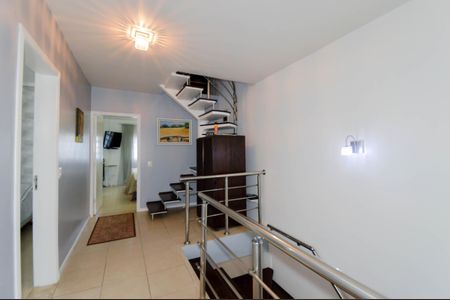 Casa à venda com 380m², 3 quartos e 3 vagas Casa à venda com 380m², 3 quartos e 3 vagasHall