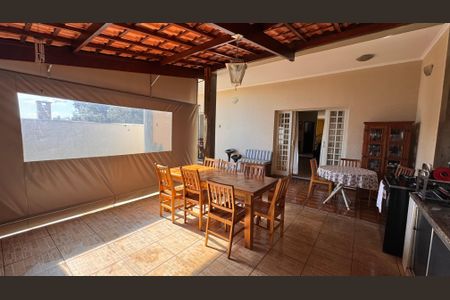 Casa à venda com 320m², 5 quartos e 3 vagas Casa à venda com 320m², 5 quartos e 3 vagasChurrasqueira