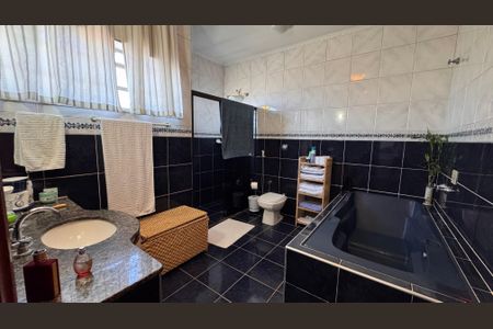 Casa à venda com 320m², 5 quartos e 3 vagas Casa à venda com 320m², 5 quartos e 3 vagasBanheiro da Suíte