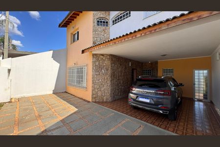 Casa à venda com 320m², 5 quartos e 3 vagas Casa à venda com 320m², 5 quartos e 3 vagasGaragem