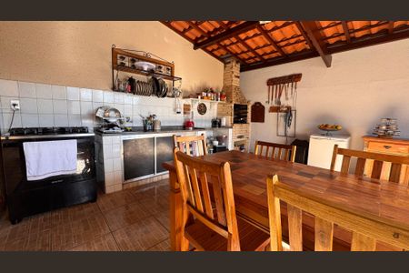 Casa à venda com 320m², 5 quartos e 3 vagas Casa à venda com 320m², 5 quartos e 3 vagasChurrasqueira