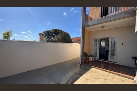 Casa à venda com 320m², 5 quartos e 3 vagas Casa à venda com 320m², 5 quartos e 3 vagasQuintal