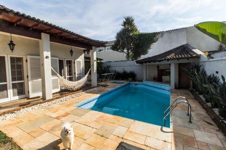 Apartamento à venda com 390m², 4 quartos e 6 vagas Apartamento à venda com 390m², 4 quartos e 6 vagasPiscina