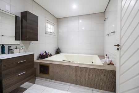 Apartamento à venda com 390m², 4 quartos e 6 vagas Apartamento à venda com 390m², 4 quartos e 6 vagasBanheiro da Suíte 1