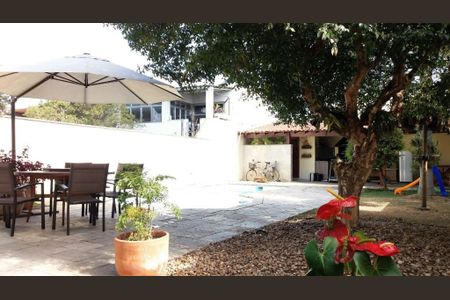 Casa à venda com 292m², 4 quartos e 4 vagas
