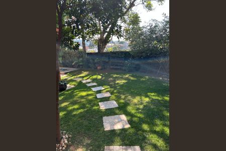 Casa de condomínio à venda com 560m², 4 quartos e 3 vagas Casa de condomínio à venda com 560m², 4 quartos e 3 vagasÁrea Externa