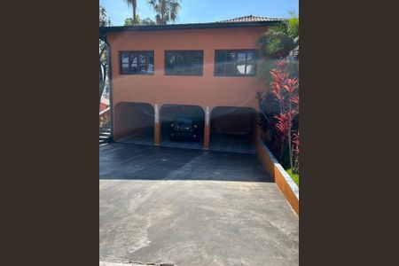 Casa de condomínio à venda com 560m², 4 quartos e 3 vagas Casa de condomínio à venda com 560m², 4 quartos e 3 vagasFachada