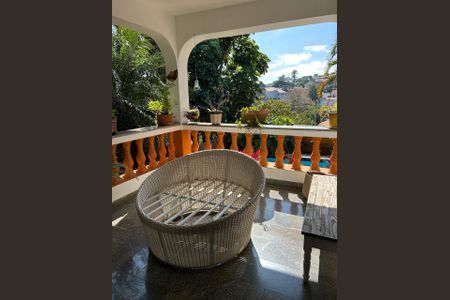 Casa de condomínio à venda com 560m², 4 quartos e 3 vagas Casa de condomínio à venda com 560m², 4 quartos e 3 vagasÁrea Externa