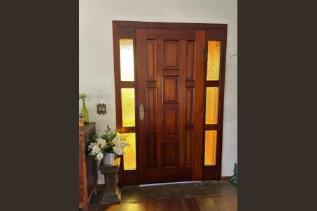 Casa de condomínio à venda com 560m², 4 quartos e 3 vagas Casa de condomínio à venda com 560m², 4 quartos e 3 vagasEntrada