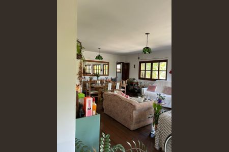 Casa de condomínio à venda com 560m², 4 quartos e 3 vagas Casa de condomínio à venda com 560m², 4 quartos e 3 vagasSala