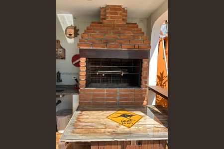 Casa de condomínio à venda com 560m², 4 quartos e 3 vagas Casa de condomínio à venda com 560m², 4 quartos e 3 vagasÁrea Externa