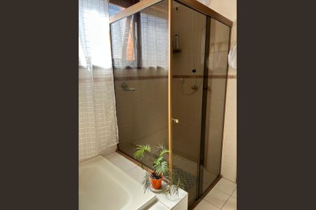 Casa de condomínio à venda com 560m², 4 quartos e 3 vagas Casa de condomínio à venda com 560m², 4 quartos e 3 vagasBanheiro 4