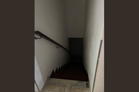 Casa de condomínio à venda com 560m², 4 quartos e 3 vagas Casa de condomínio à venda com 560m², 4 quartos e 3 vagasEscada