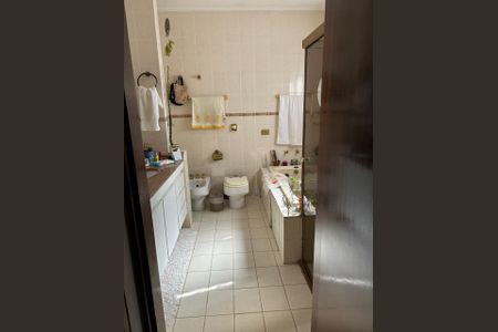 Casa de condomínio à venda com 560m², 4 quartos e 3 vagas Casa de condomínio à venda com 560m², 4 quartos e 3 vagasBanheiro 2