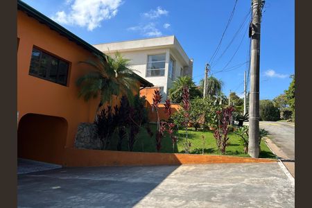 Casa de condomínio à venda com 560m², 4 quartos e 3 vagas Casa de condomínio à venda com 560m², 4 quartos e 3 vagasFachada