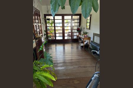 Casa de condomínio à venda com 560m², 4 quartos e 3 vagas Casa de condomínio à venda com 560m², 4 quartos e 3 vagasSala