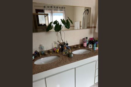 Casa de condomínio à venda com 560m², 4 quartos e 3 vagas Casa de condomínio à venda com 560m², 4 quartos e 3 vagasBanheiro 4