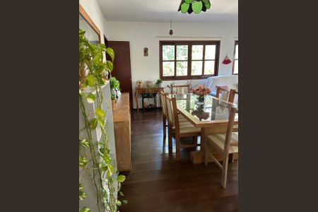 Casa de condomínio à venda com 560m², 4 quartos e 3 vagas Casa de condomínio à venda com 560m², 4 quartos e 3 vagasSala