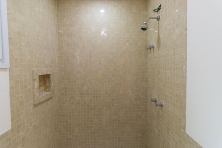 Casa de condomínio para alugar com 585m², 5 quartos e 6 vagas Casa de condomínio para alugar com 585m², 5 quartos e 6 vagasBanheiro da Suíte 3