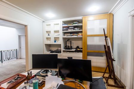 Casa à venda com 790m², 4 quartos e 6 vagasEscritório